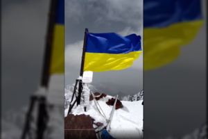 Kirgizijos kalnuose – akibrokštas Rusijai: Putino viršukalnėje iškelta Ukrainos vėliava