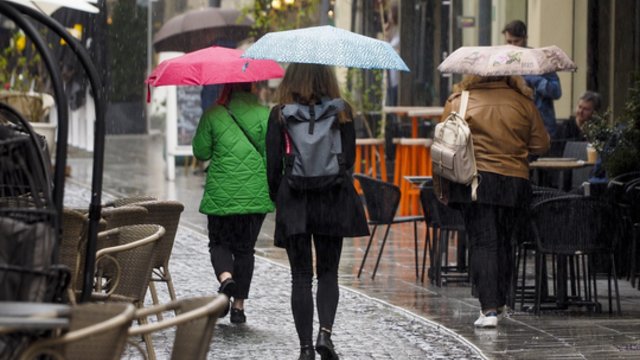 Sinoptikai permainų nežada – lietus nesitrauks: vietomis gali net sugriaudėti perkūnija