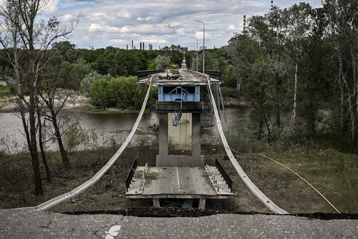Karas Ukrainoje, susprogdintas tiltas tarp Lysyčansko ir Severodonecko.<br>AFP/Scanpix nuotr.