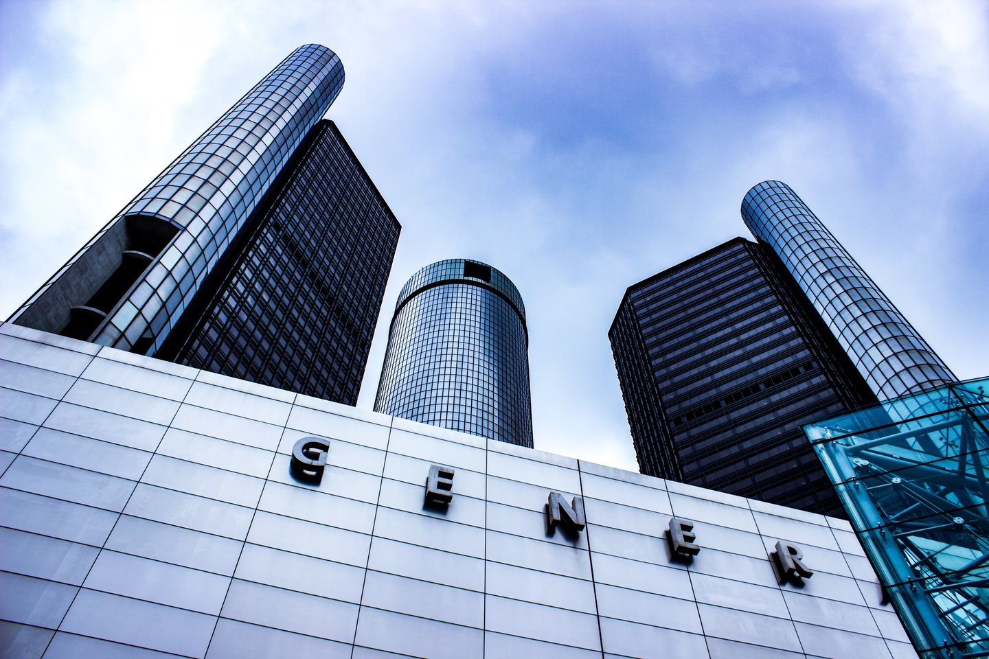 „General Motors“ koncernas kažkada buvo didžiausias pasaulyje, tačiau vėliau prasidėjo jo traukimasis iš daugelio rinkų, tarp jų ir iš Europos.