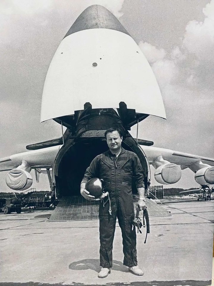  Oleksandras Halunenka padėjo sukurti lėktuvą "Antonov An-225", žinomą kaip "Mrija", ir buvo pirmasis jo pilotas.<br> Asmeninio archyvo nuotr.