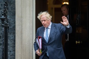 B. Johnsonas prisiima „visą atsakomybę“ už vakarėlius per karantiną