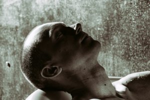 Iš Čečėnijos pabėgusių gėjų pasakojimai sukrečia: kankinimai slaptuose kalėjimuose ir tėvų požiūris