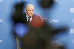 A. Anušauskas: galbūt iš kai kurių politikų reikėtų surinkti telefonus ir neleisti jiems skambinti V. Putinui