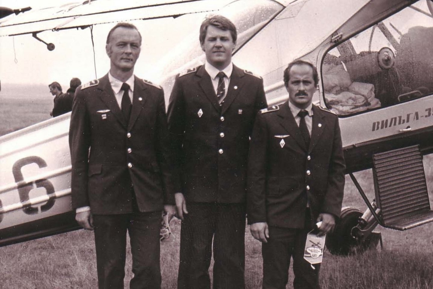 V.Vizbaras (viduryje) su bendraminčiais aviatoriais Pajuostėje.<br>Nuotr. iš asmeninio archyvo 