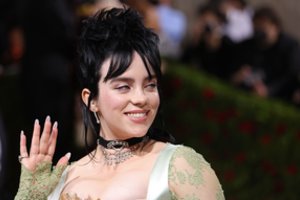 Billie Eilish prabilo apie Tureto sindromą: „Daugelis žmonių iš to juokiasi. Mane tai pykdo“