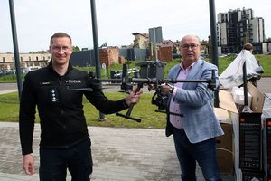 Kauno policijos pareigūnams – vertingos dovanos: nusikaltėlius gaudys dronais bei termovizoriais