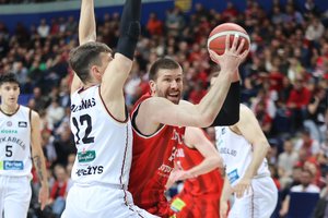 Tragiškai pirmąjį LKL finalo mačą pradėjęs „Lietkabelis“ Vilniuje sugebėjo smogti „Rytui“ ir yra arčiau aukso