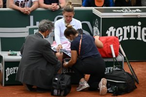 Panikos ataką teniso korte patyrusi buvusi pirmoji pasaulio raketė iškrito iš „Roland Garros“