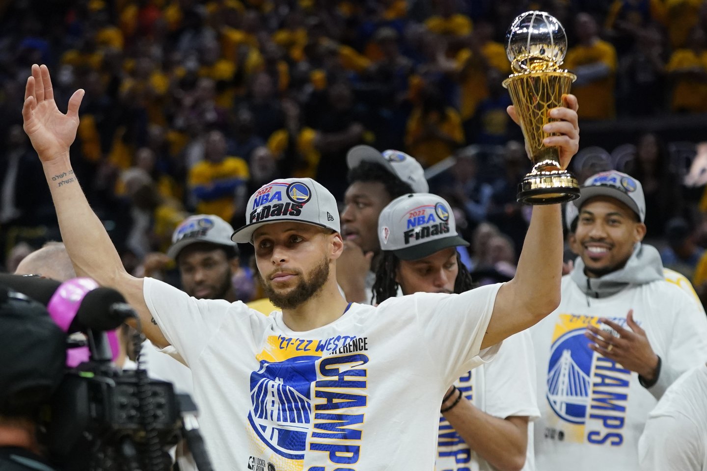 Pirmą kartą NBA istorijoje: S. Curry atiteko M. Johnsono trofėjus.<br> AFP/Scanpix nuotr.