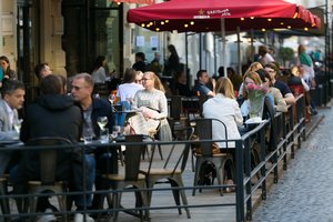 Kylančios kainos lietuvių negąsdina: mažiau maisto perka parduotuvėse, bet pinigus leidžia kitur