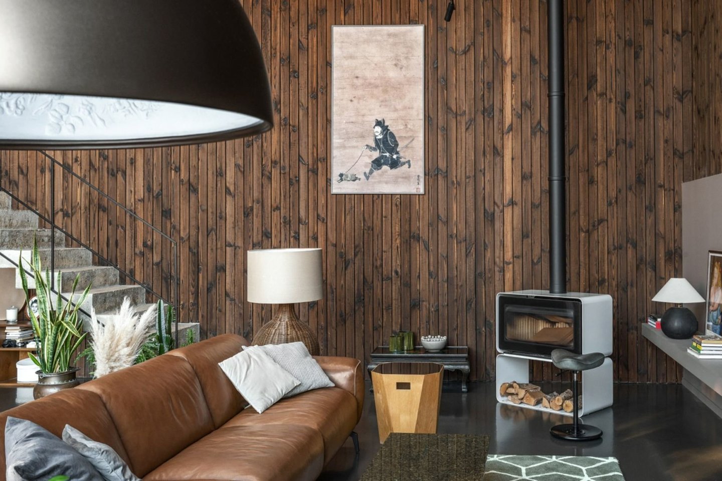 Degintas medis ne tik funkcionali, bet ir jauki, estetiška medžiaga, juo galima dekoruoti sienas arba lubas, ypač šlaitines.