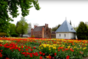 Burbiškio dvaras – įžymus ne tik savo tulpėmis, bet ir išskirtine architektūra