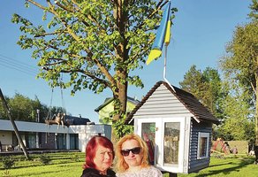 Jaudinantys kūrybiniai sumanymai: nuo viltingo piešinio iki Ukrainos vėliavos ant knygų namelio