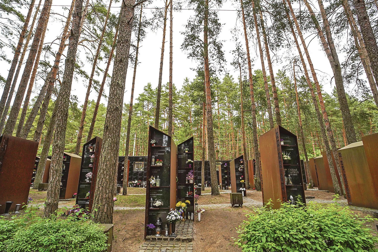 Artimųjų palaikams laidoti kauniečiai vis dažniau renkasi kolumbariumus. Ypač patrauklios Petrašiūnų kapinės.<br>G.Bitvinsko nuotr.