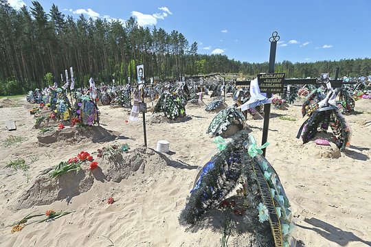 Tragiškas Rusijos sukelto karo aidas Ukrainoje: Irpinės miesto kapinėse – daugybė naujų kapaviečių.
