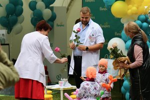 Neišnešiotų naujagimių susilaukusios šeimos tradiciškai rinkosi padėkoti medikams