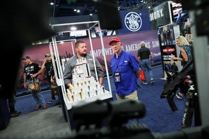 Kelios dienos po šaudynių mokykloje Teksase į suvažiavimą susirinko ginklų lobistai