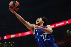 Čempionai vis dar skraidžioja padebesiais – „Anadolu Efes“ Turkijos čempionato pusfinalyje pralaimėjo 35 taškų skirtumu