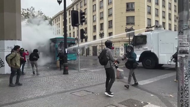 Čilėje – studentų protestas: lazdomis puolė policijos automobilius, mėtė Molotovo kokteilius
