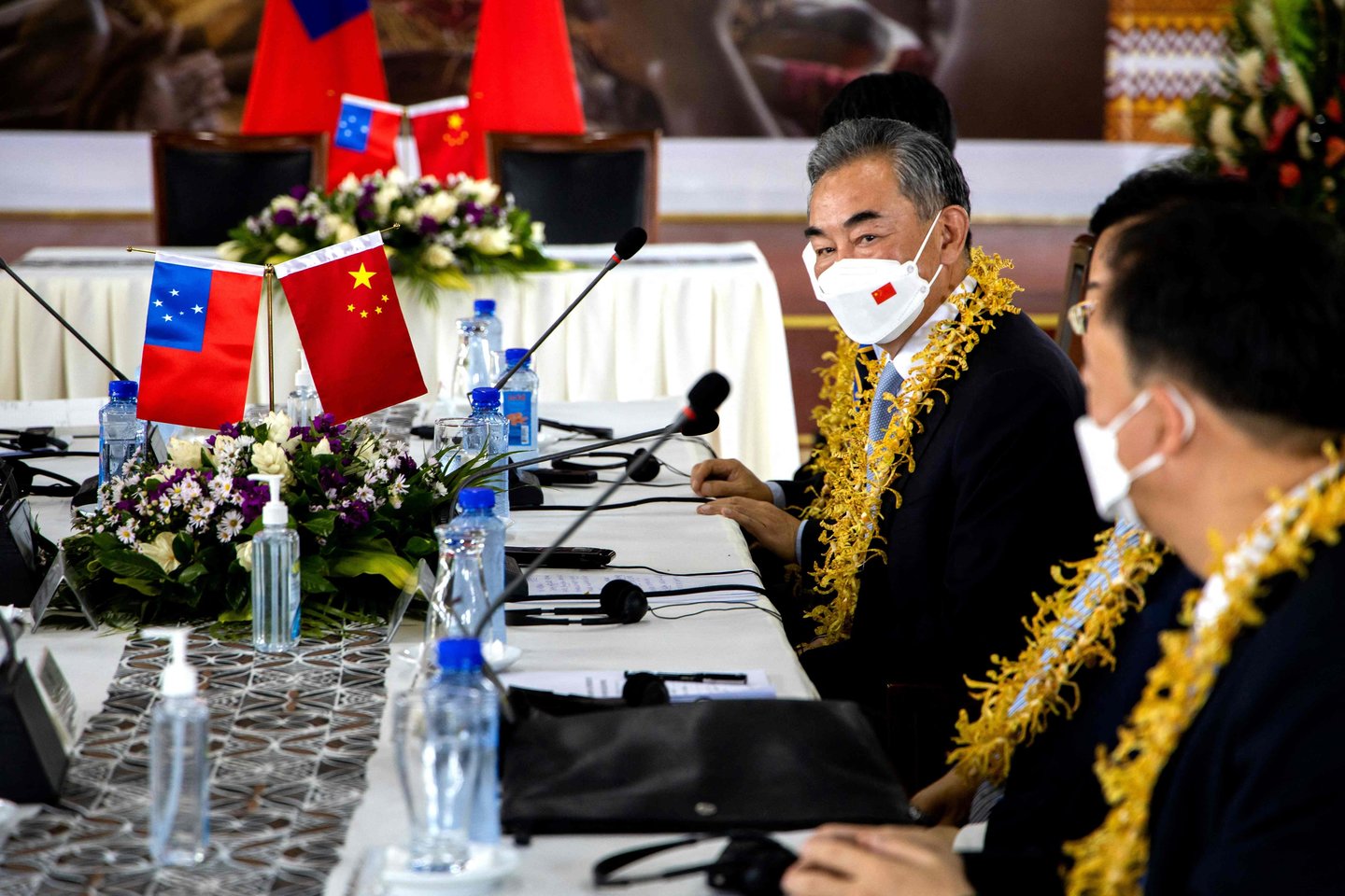 Kinijos užsienio reikalų ministras Wang Yi susitiko su Samoa ministru pirmininku Fiame Naomi Mataafa po Kinijos ir Samoa susitarimų pasirašymo ceremonijos.<br>AFP/Scanpix nuotr.