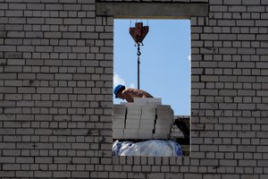 Statybininkai jau atsikando darbo svetur: kam išvažiuoti, kai lietuviškos algos supanašėjo su užsienietiškomis