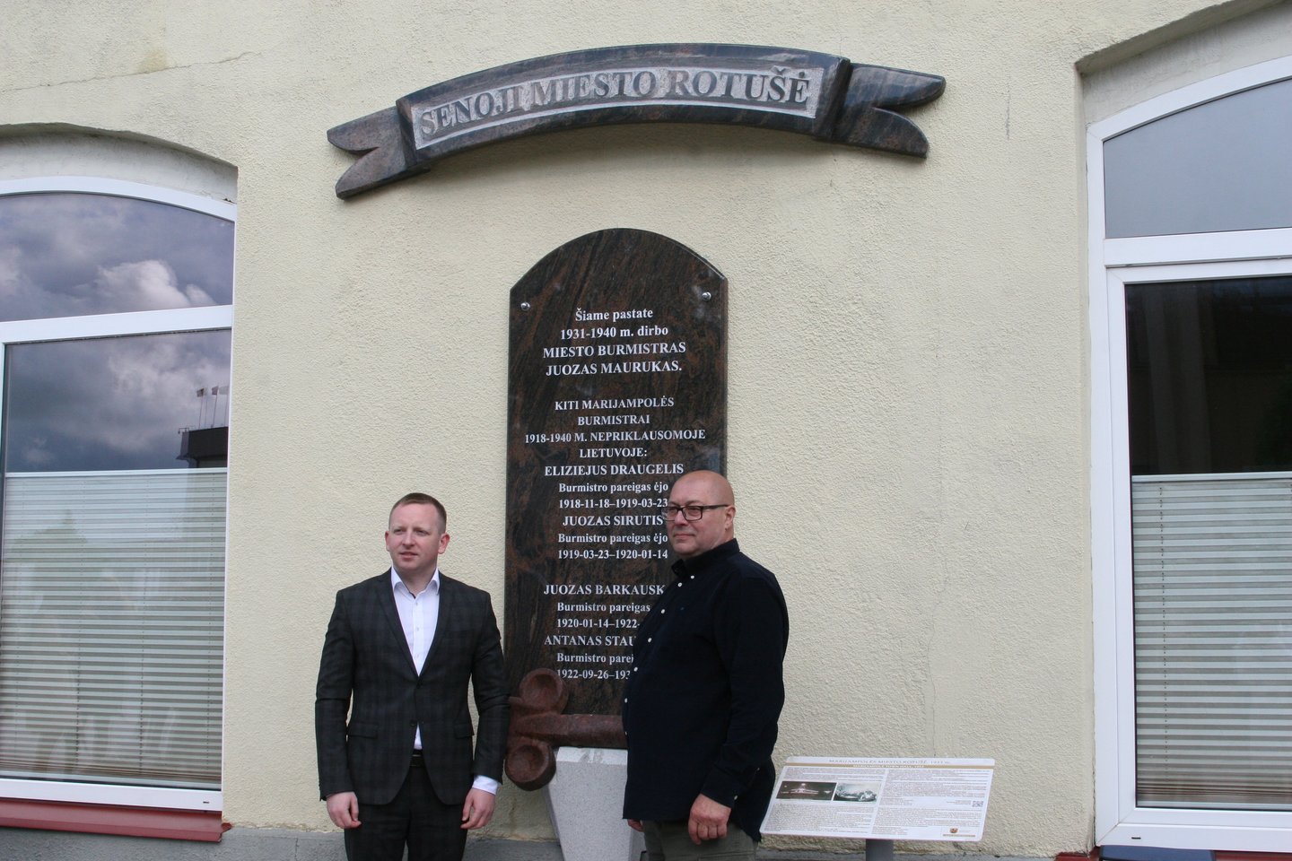 Prie burmistrų atminimo lentos – dabartinis Marijampolės savivaldybės vadovas P.Isoda (kairėje) ir skulptorius Z.Buterlevičius.<br> L.Juodzevičienės nuotr.