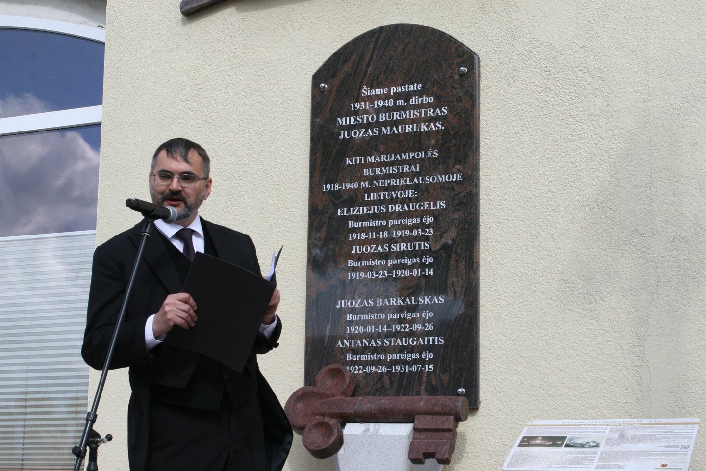  Marijampolės centre, Kęstučio gatvėje, buvo atidengta atminimo lenta burmistrams, Marijampolei vadovavusiems 1918–1940 metais<br> L.Juodzevičienės nuotr.