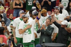 Aiškus antrasis NBA finalo dalyvis: Rytų konferencijos maratoną po dramos Majamyje laimėjo „Celtics“