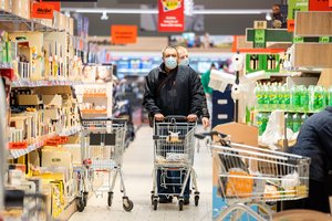 Dėl infliacijos išlaidas apribojo iki pusės Lietuvos gyventojų, viena grupė priversta taupyti maistui