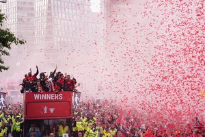 Čempionų lygą pralaimėjęs „Liverpool“ prajuokino: surengė nugalėtojų paradą su Anglijos taurėmis