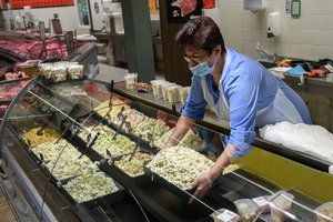 Ekonomistai: infliaciją kelia itin brangstantis maistas, vasarą ji pasieks 20 proc.