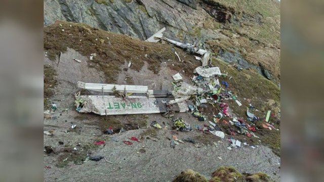 Nepalo gelbėtojai aptiko dingusio lėktuvo nuolaužas: rasta 14 žmonių kūnų