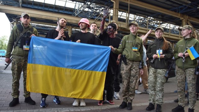„Kalush Orchestra“ pardavė „Eurovizijos“ nugalėtojų statulėlę: pinigus paaukos Ukrainos ginkluotosioms pajėgoms