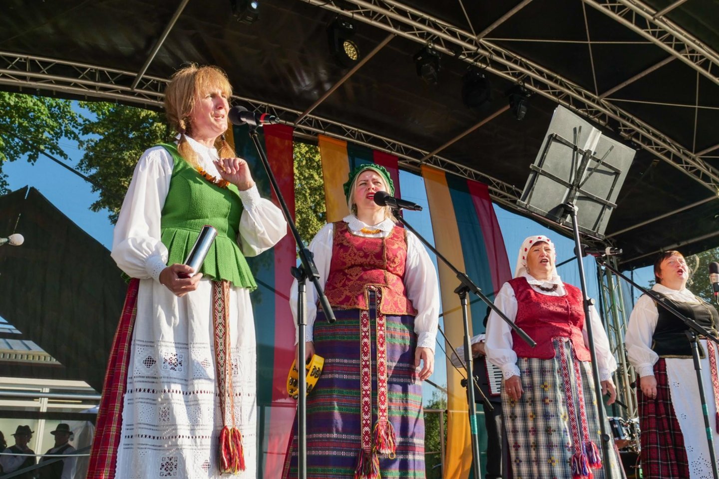 Suburti išvykusiuosius kasmet liepos pradžioje kviečia Onuškyje vykstanti „Dviejų gimtinių nebūna“ šventė.<br>Trakų rajono savivaldybės nuotr.