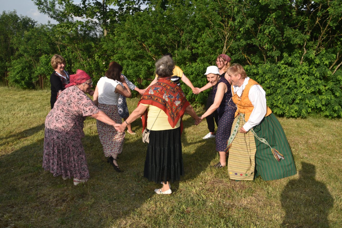 Organizuojamos įvairaus pobūdžio Trakų rajono kaimų šventės, iš kurių vienos patraukliausių yra tradicinių žaidimų vakarai Dusmenyse ir Tiltuose.<br>Trakų rajono savivaldybės nuotr.
