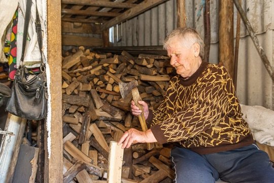 Antanina daugiau nei pusę metų laukia kompensacijos už malkas: Lietuvos paštas kaltinimų kratosi
