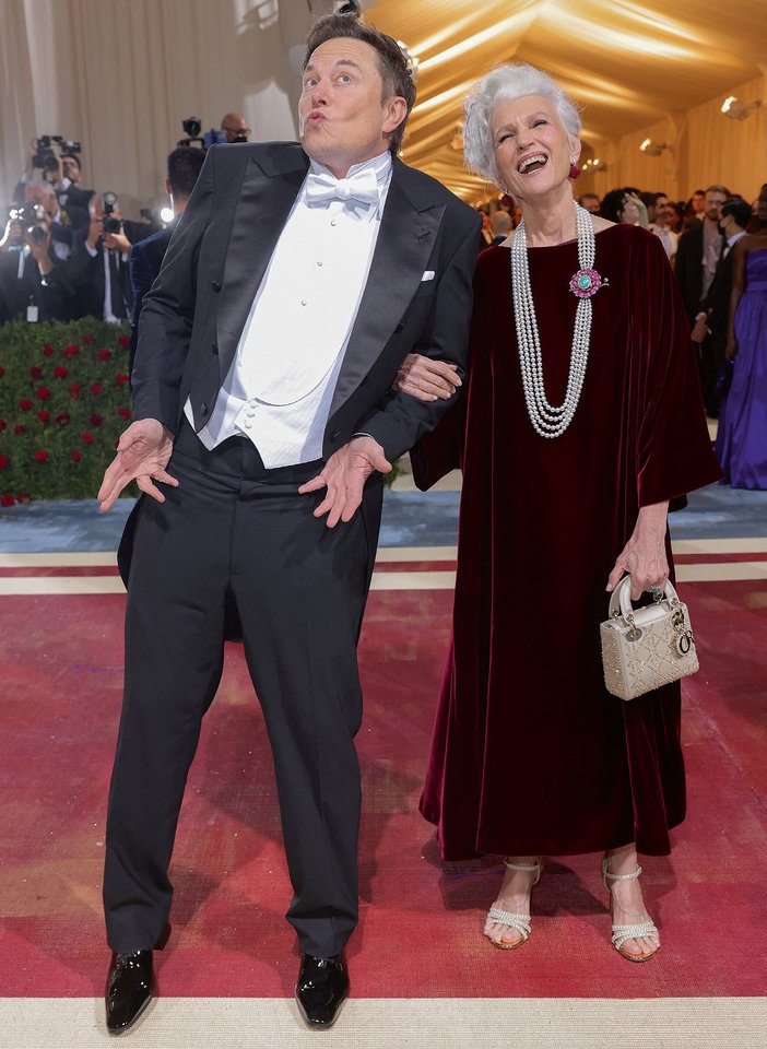 Šiemet „Met Gala“ renginyje Elonas Muskas pasirodė su motina Maye.<br> Scanpix nuotr.