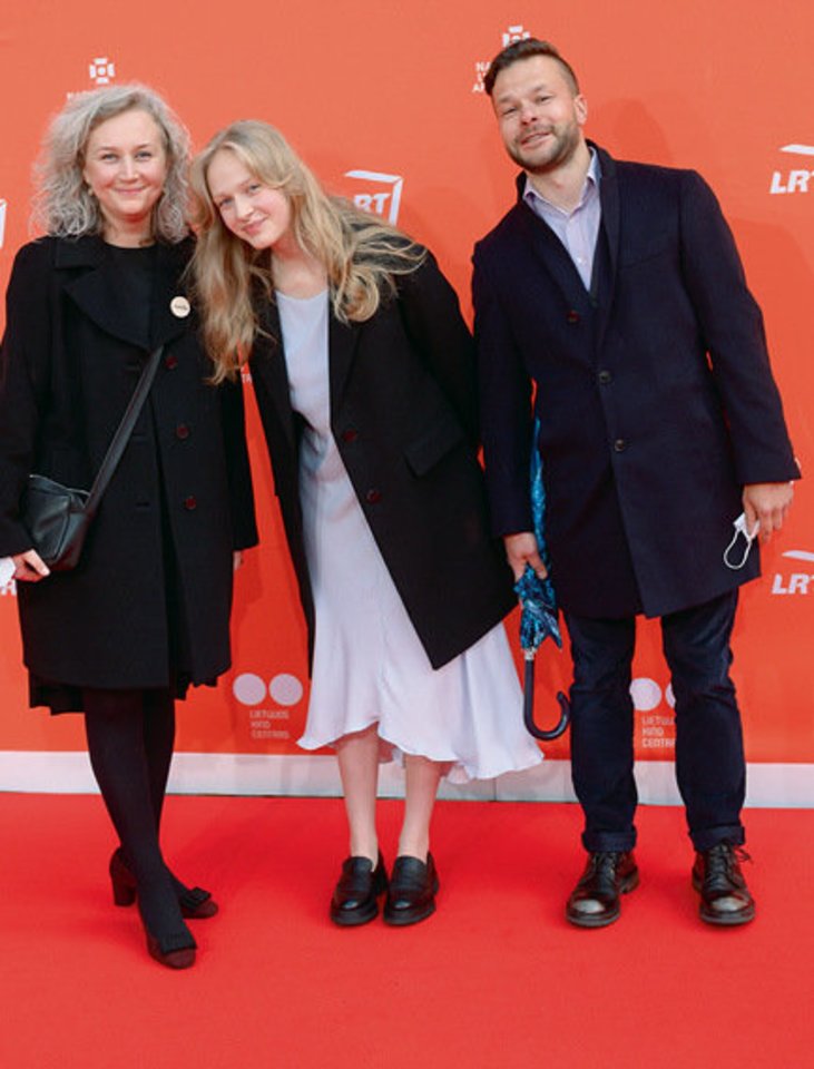 Aktorius Jokūbas Bareikis su žmona Dominyka ir vyriausiąja dukterimi Barbora, kuri filme „Pilis“ vaidino būdama trylikos.