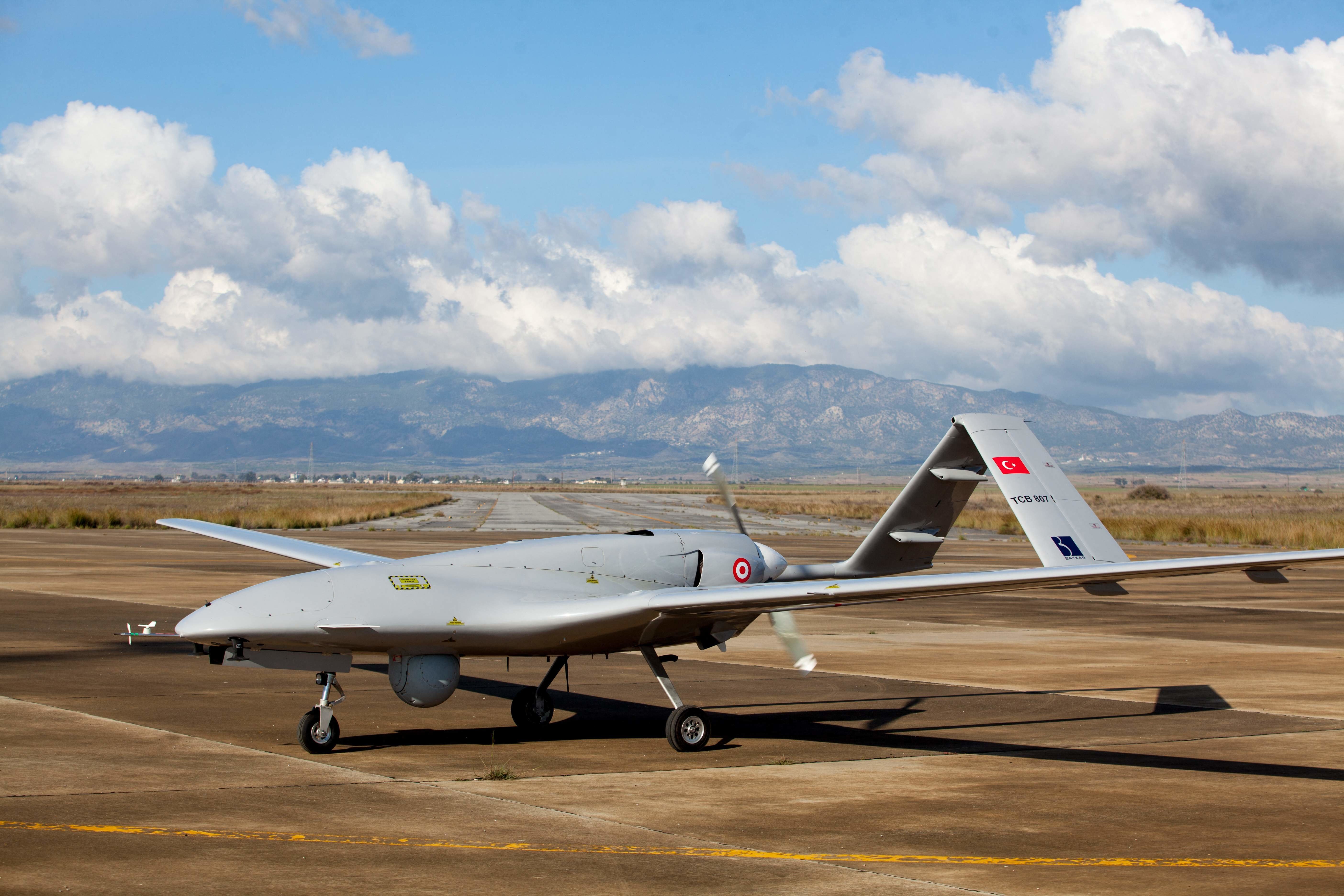 Turkijoje gaminamas karinis dronas „Bayraktar“.AFP/Scanpix nuotr.