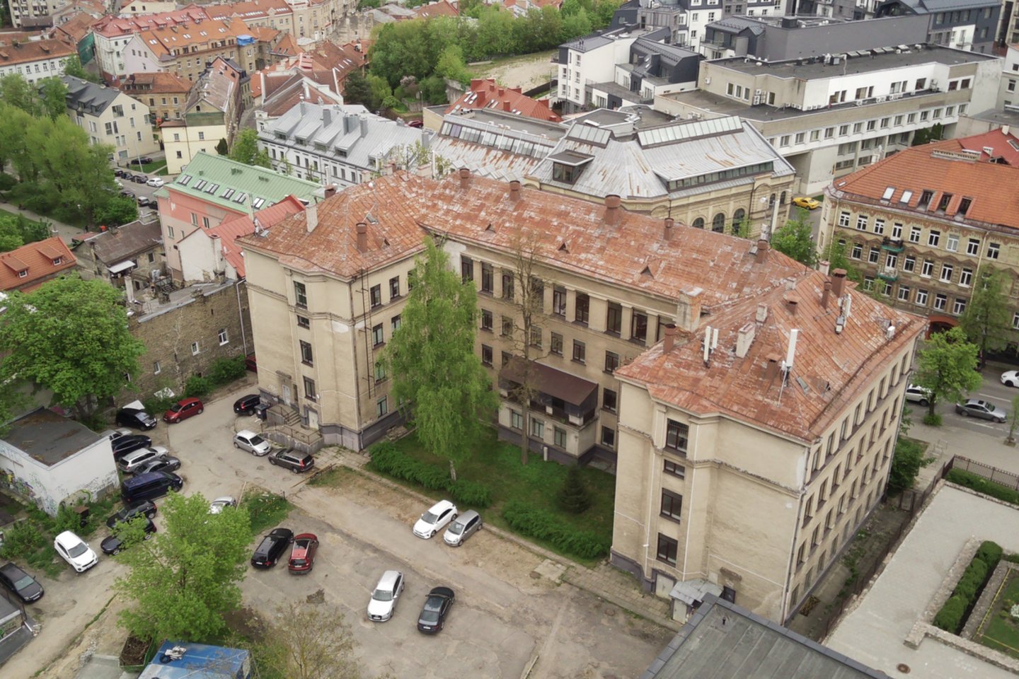 Vilniaus kolegija (VIKO) parduoda nuosavybės teise valdomą pastatą, įsikūrusį Vilniuje Naugarduko gatvėje 5.<br>VIKO nuotr.