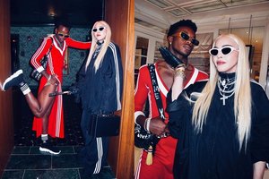 16-metis Madonnos sūnus pasipuošė suknele ir atkartojo mamos stilių 1993-iaisias: kartu linksminosi bokso rungtynėse