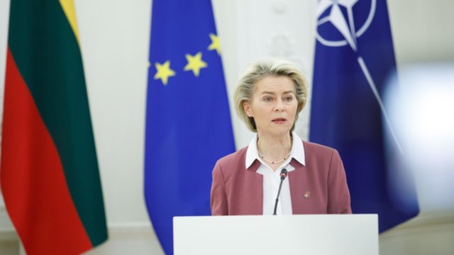 ES lyderiai sutarė uždrausti kone visą rusiškos naftos importą: pasiekė kompromisą su Vengrija