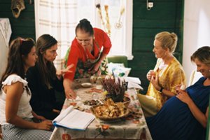 Komedijoje emigravusią didžėją suvaidinusi Elžbieta Latėnaitė pati patyrė nejaukių švenčių skonį