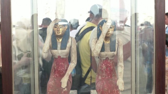Didžiulis ir netikėtas atradimas: archeologai aptiko šimtus senovės Egipto mumijų ir dievybių statulų