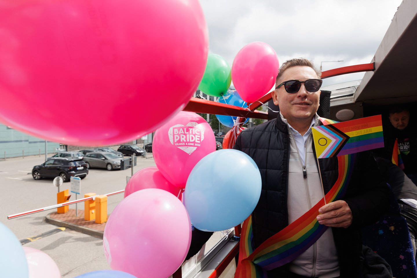 Į centrines sostinės gatves išriedėjęs autobusas simboliškai davė pradžią visą šią savaitę vyksiančiam „Baltic Pride“ festivaliui.<br>T.Bauro nuotr.
