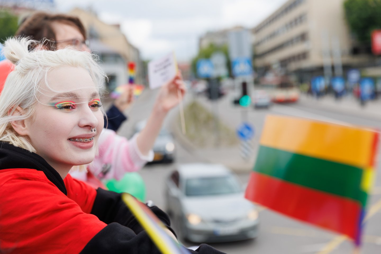 Į centrines sostinės gatves išriedėjęs autobusas simboliškai davė pradžią visą šią savaitę vyksiančiam „Baltic Pride“ festivaliui.<br>T.Bauro nuotr.