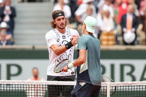 Paaugliui pralaimėjęs S. Tsitsipas įvertino jaunąją teniso kartą: „Šie vaikai labai nori mane įveikti“