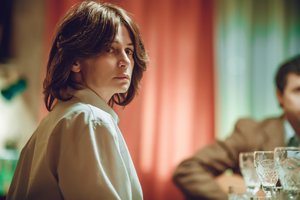 Žinoma Rusijos aktorė Oksana Fandera balkone iškėlė Ukrainos vėliavą