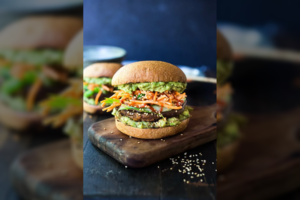 Azijietiško stiliaus mėsainis su grybais pagal Vytenio receptą